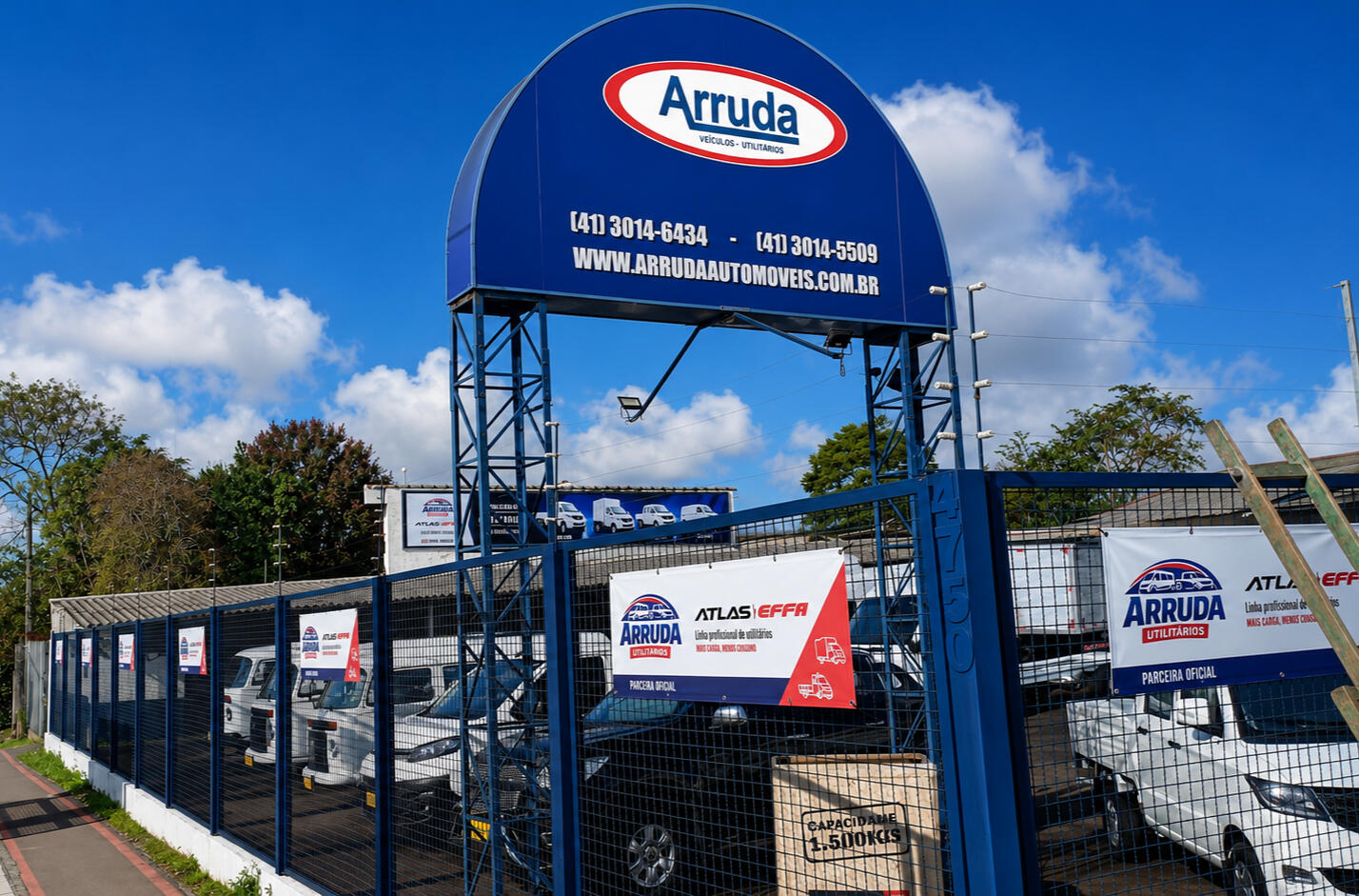 Frota Effa branca estacionada na Atlas Motors em Curitiba